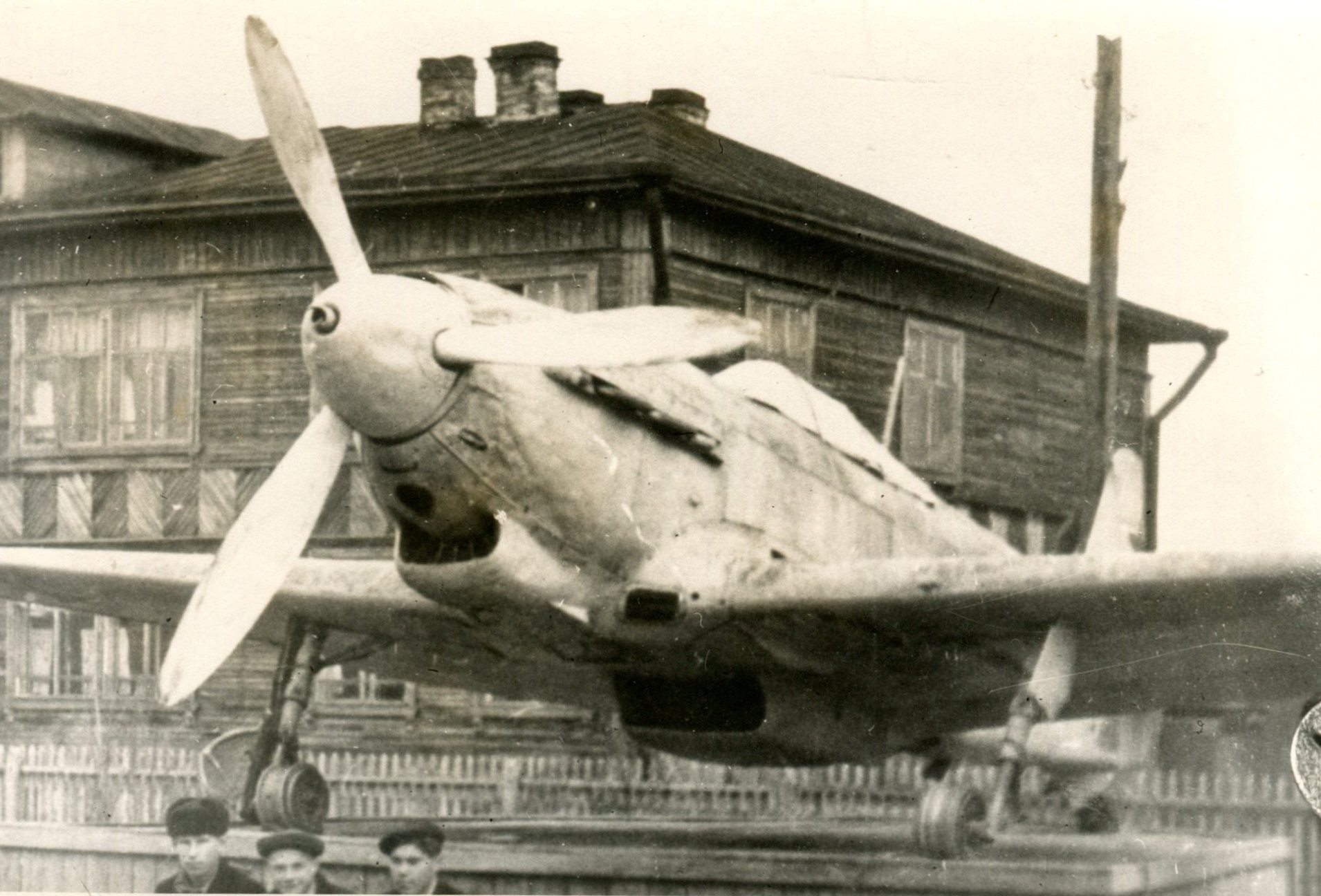 Памятник самолёту ЯК-7Б