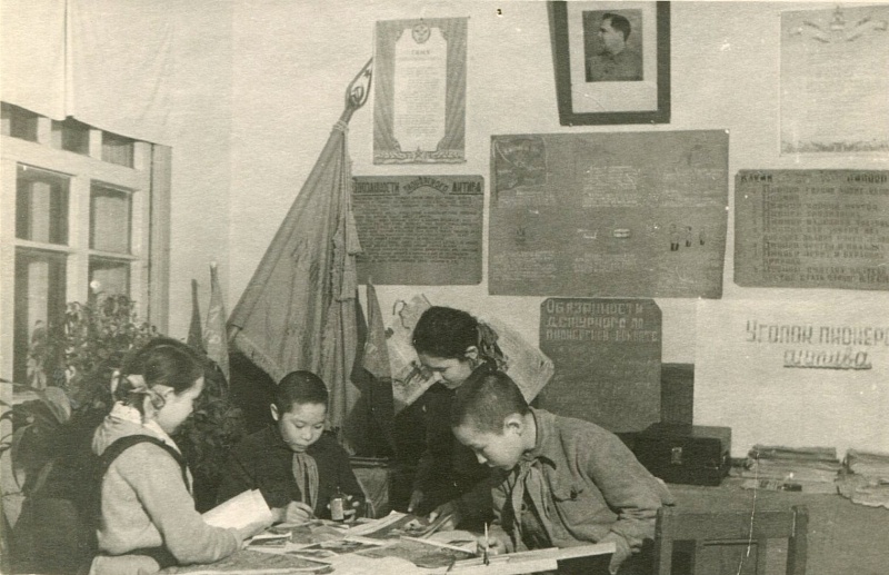 Учащиеся санаторно-лесной школы в пионерской комнате за приготовлением праздничных украшений