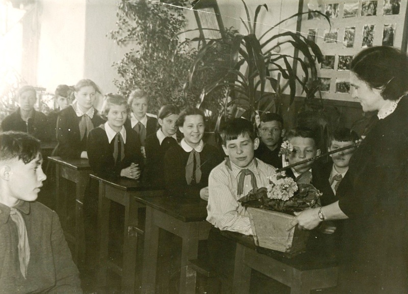 На занятиях в биологическом кабинете семилетней школы. Фото Скробова В. Д. 